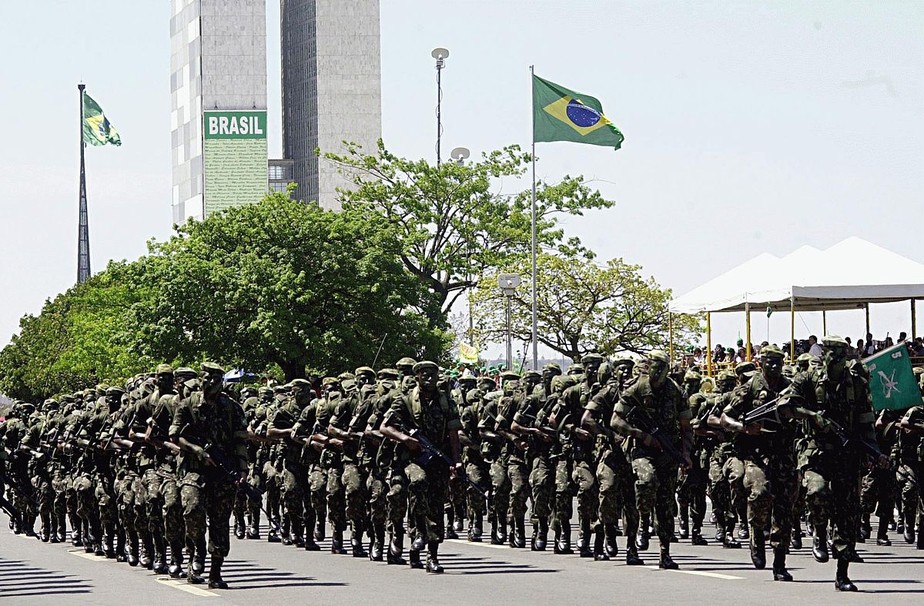 Soldados do Exército Brasileiro durante o desfile militar do Dia da Independência de 2003 em Brasília