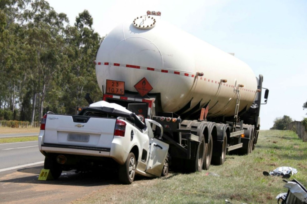 Motorista morreu no local do acidente após bater na traseira de caminhão de transporte de gás — Foto: Samantha Ciuffa/Jornal da Cidade