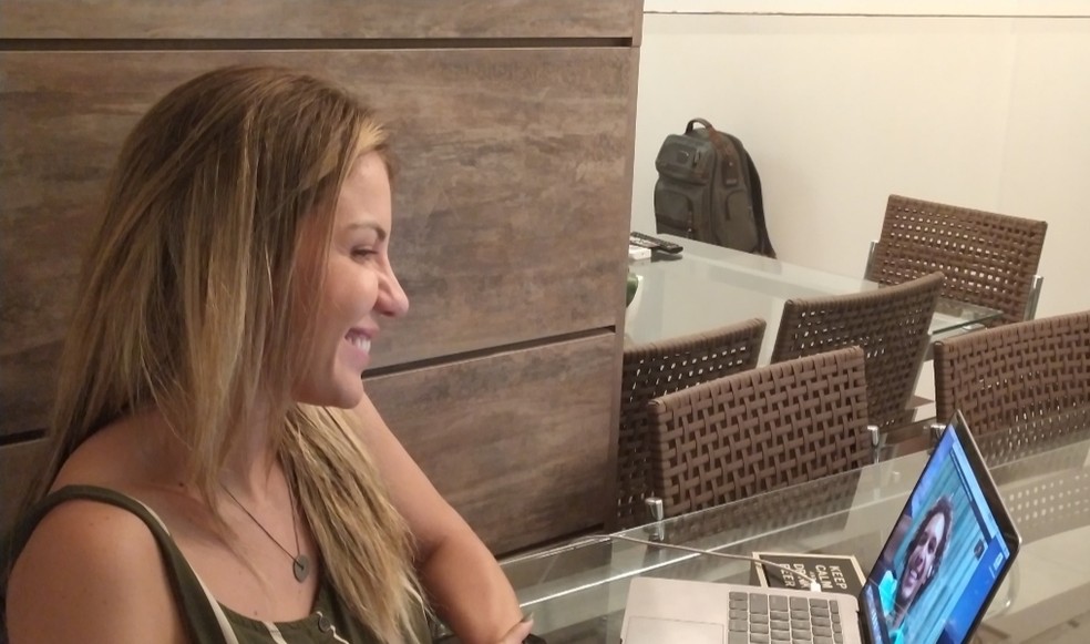 Apresentadora B&aacute;rbara Coelho entrevista Ar&atilde;o &mdash; Foto: Bernardo Serrado