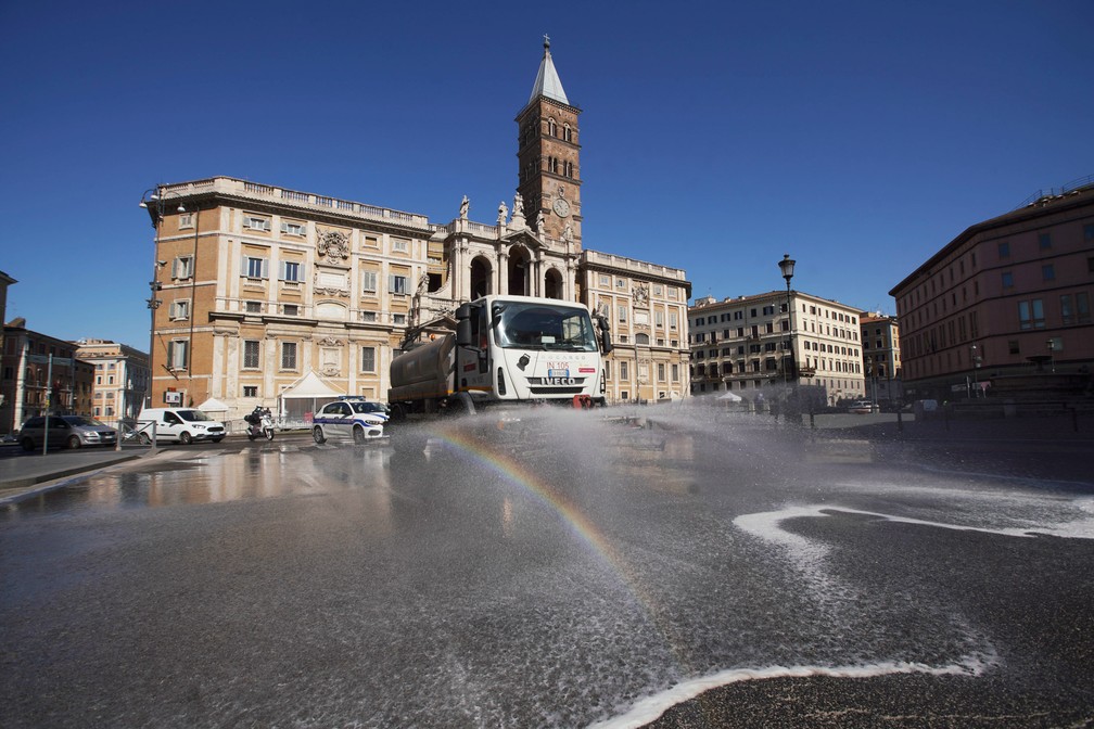 25 de março - Um caminhão pulveriza desinfetante como uma medida preventiva contra a propagação do novo coronavírus em frente à Basílica de Santa Maria Maior, em Roma, na Itália — Foto:  Andrew Medichini/AP