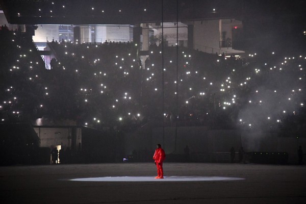Kanye no centro de estádio lotado para ouvir seu disco Donda (Foto: Getty)