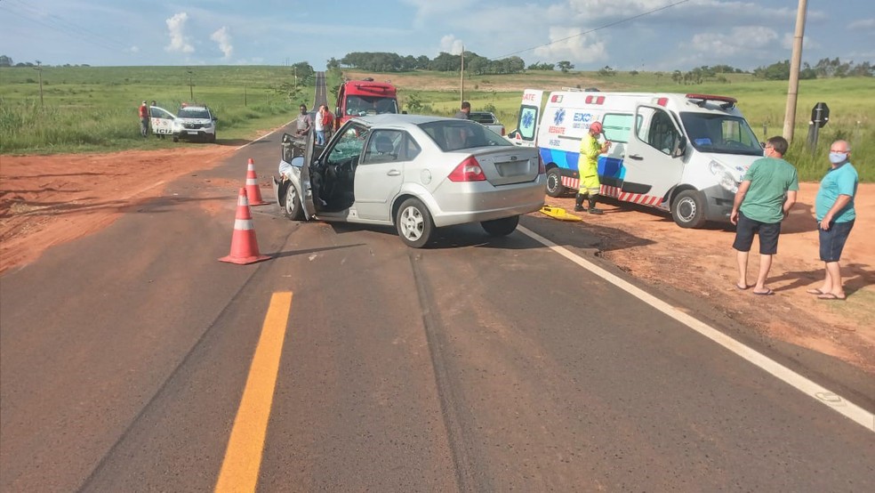 Batida entre carro e caminhão foi registrada na tarde deste sábado (22) — Foto: Polícia Rodoviária 