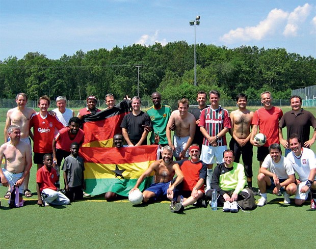 Com seus companheiros de pelada, em Genebra, vestindo a camisa do Fluminense (Foto: Arquivo Pessoal)