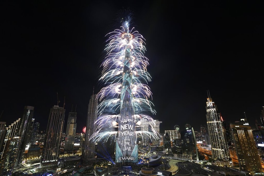 Dubai celebrou a chegada de 2022 com fogos no Burj Khalifa, prédio mais alto do mundo — Foto: AP Photo/Kamran Jebreili