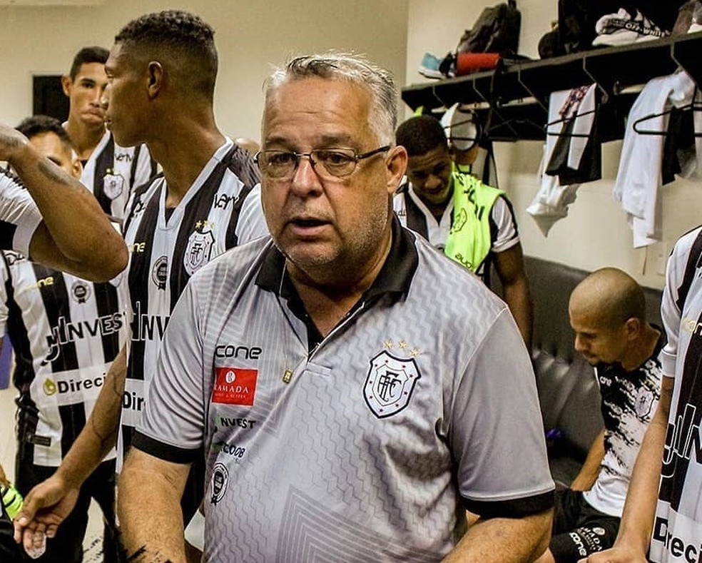 Josué Teixeira comandou garotos no profissional do Americano — Foto: Divulgação / Americano