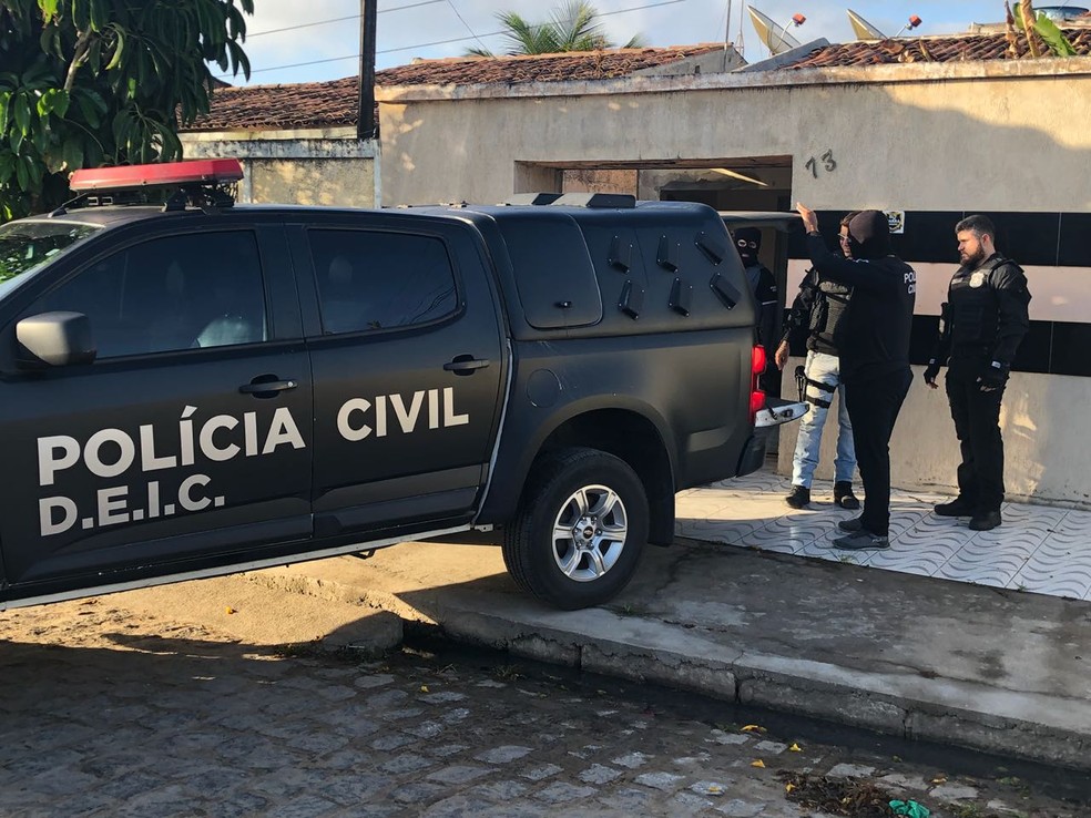 Policiais cumprem mandados na cidade de Arapiraca (Foto: Ascom)