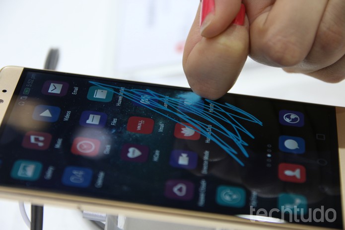 Huawei Mate S reconhece toque com a falange dos dedos (Foto: Laura Martins/TechTudo)