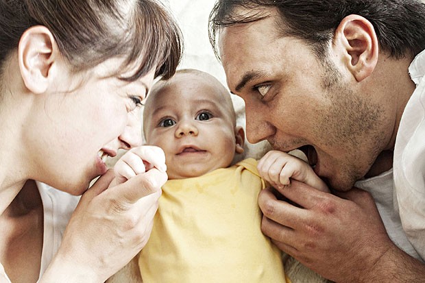 morder; bebê; pai; mãe; família (Foto: Thinkstock)