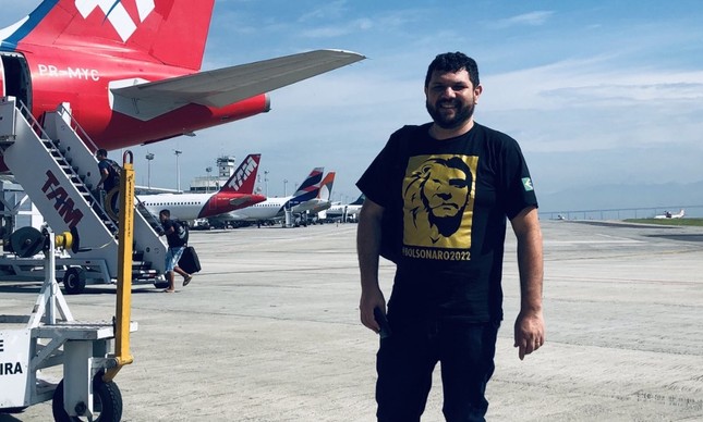 O blogueiro Oswaldo Eustáquio vestindo uma camisa em homenagem a Bolsonaro