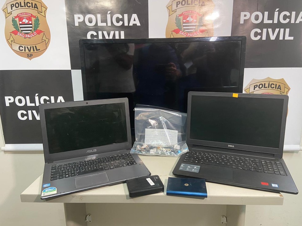 Foram apreendidos equipamentos eletrônicos durante a operação contra pedofilia em Bauru — Foto: Alisson Negrini/ TV TEM 