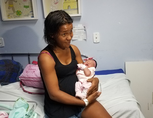 Luana com Bruna, a filha que nasceu no ponto de ônibus (Foto: Hospital Francisco de Assis (HFA))