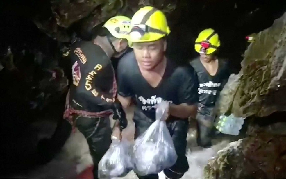 Equipes de resgate levam suprimentos para o complexo de cavernas de Tham Luang, na Tailândia, onde 12 meninos e seu treinador de futebol estão presos (Foto: Ruamkatanyu Foundation / Via Reuters)