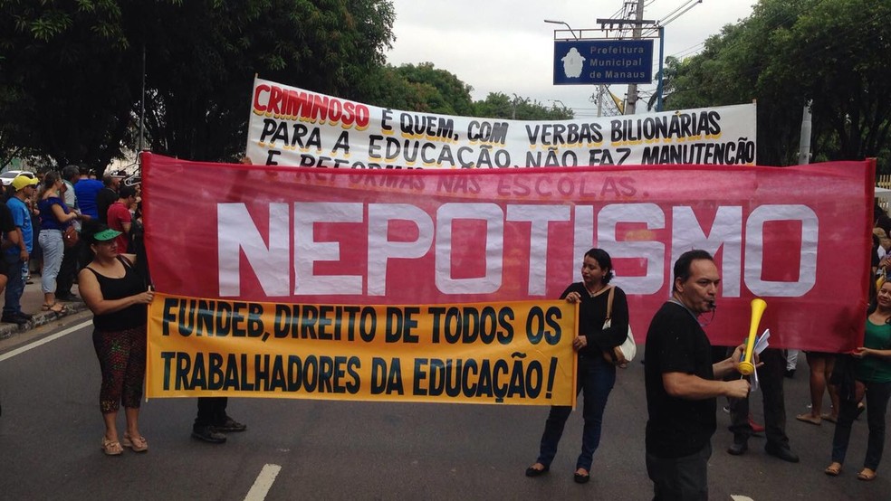 Com faixas e apitos, os professores fecharam um lado da Avenida Brasil, na Compensa (Foto: Maritana Santos/Rede Amazônica)