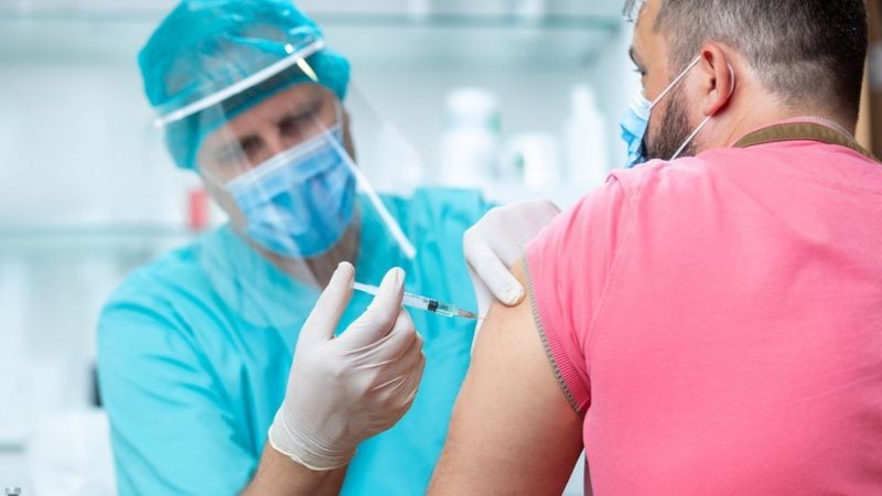 Profissionais de saúde e idosos devem ser os primeiros a receberem as vacinas, quando e se elas forem aprovadas (Foto: Getty Images via BBC News)