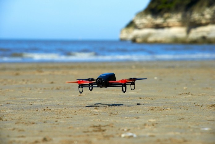 Faça testes perto do chão para verificar o funcionamento do drone (Foto: Divulgação/Parrot)