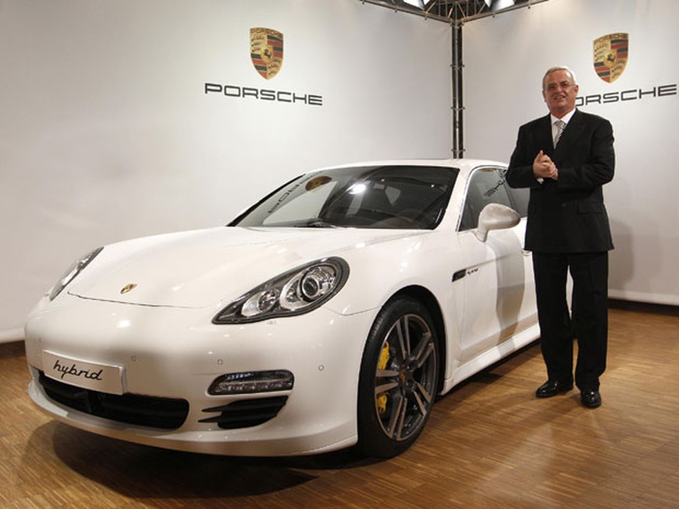 Martin Winterkorn, presidente e CEO da montadora, ao lado de um Porsche Panamera S Hybrid — Foto: Michaela Rehle/Reuters