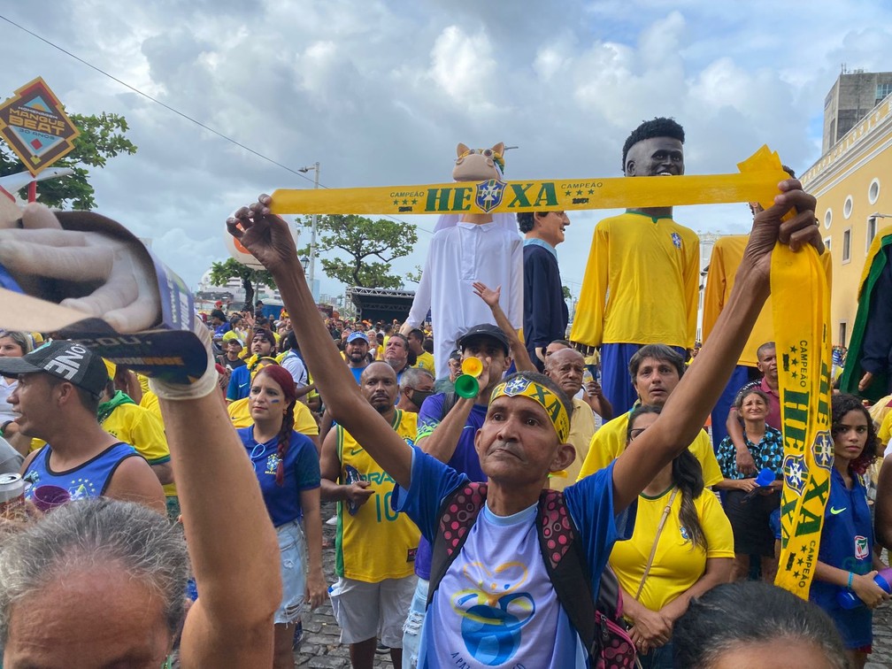 Torcedor no Recife ergue faixa sobre hexa — Foto: Priscilla Aguiar/g1