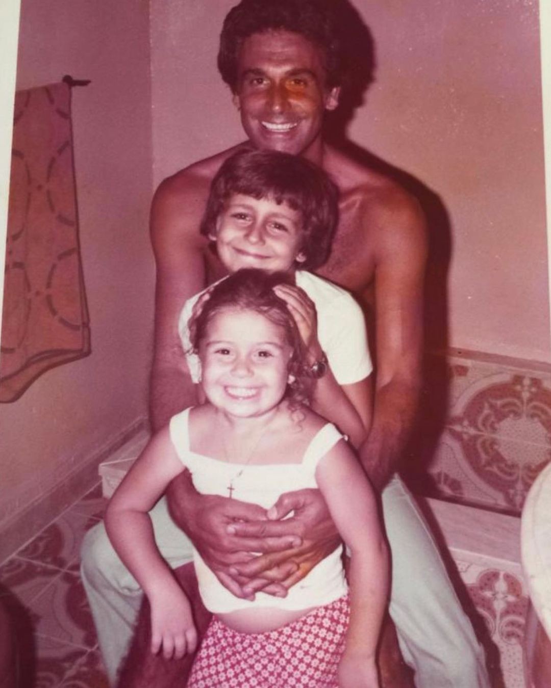 Giovanna Antonelli com o pai e o irmão (Foto: Reprodução / Instagram)
