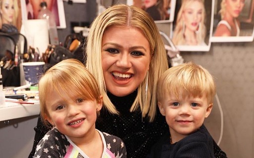 Kelly Clarkson avisa que não é "a pior mãe de todas" após pintar cabelo da filha de 6 anos - Monet | Celebridades