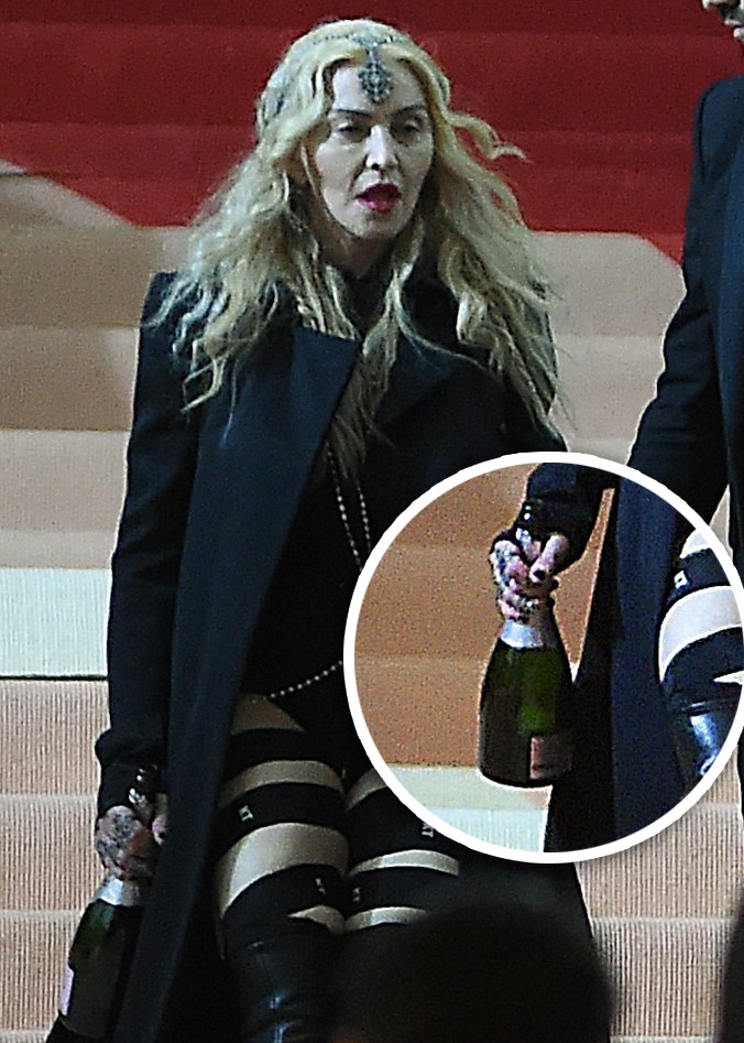 Madonna leva pra casa uma garrafa de champanhe (Foto: AKM-GSI)