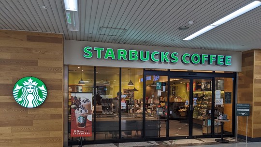 Novo CEO da Starbucks assume cargo antes do esperado