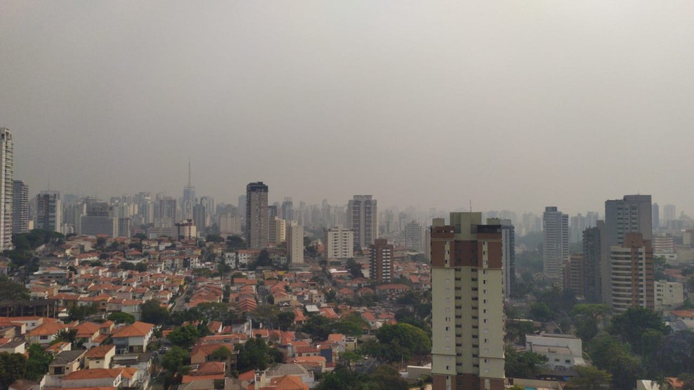 Céu na região do Cambuci na manhã deste sábado em São Paulo — Foto: Vitor Sorano/G1