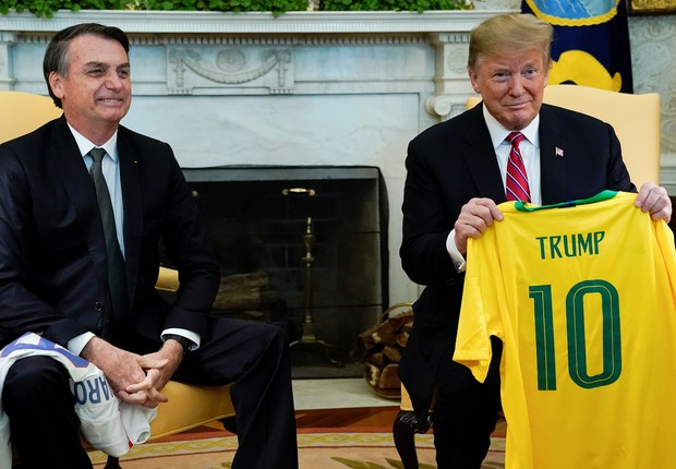 Bolsonaro e Donald Trump com a camisa da seleção brasileira recebida do presidente brasileiro (Foto: Reuters)