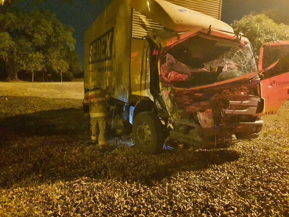 Caminhão com frente destruída após batida na Epia Norte, em Brasília; motorista não se feriu — Foto: CBMDF/Divulgação
