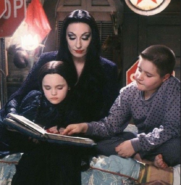 Anjelia Huston e Christina Ricci em cena de A Família Addams (1991) (Foto: Reprodução)