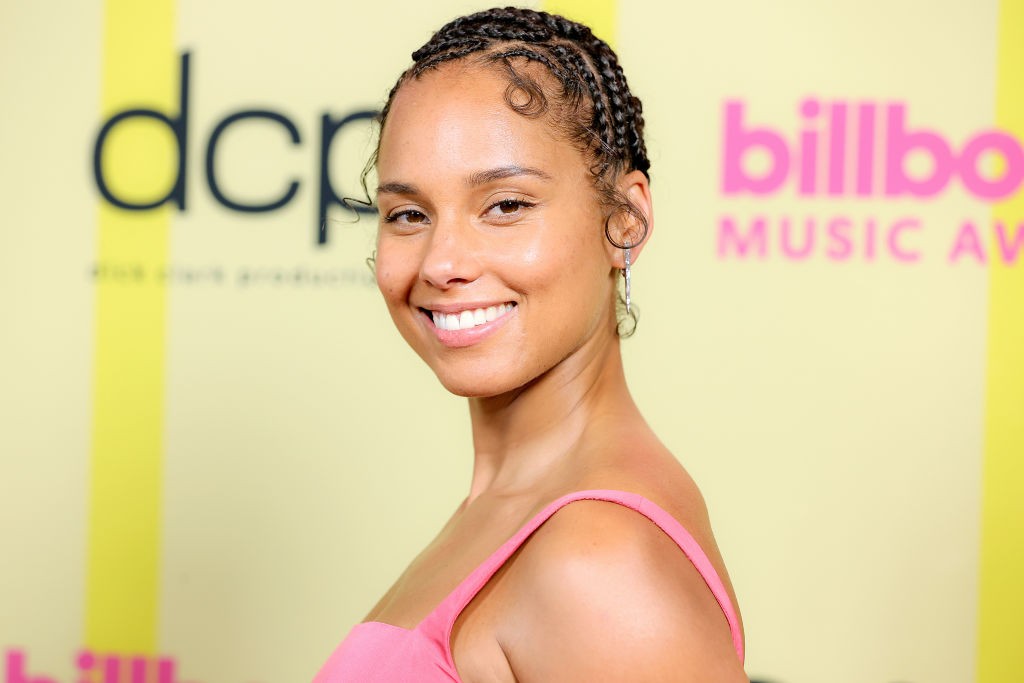 LOS ANGELES, CALIFORNIA - MAY 23: In this image released on May 23, Alicia Keys poses backstage for the 2021 Billboard Music Awards, broadcast on May 23, 2021 at Microsoft Theater in Los Angeles, California. (Photo by Rich Fury/Getty Images for dcp) (Foto: Getty Images for dcp)