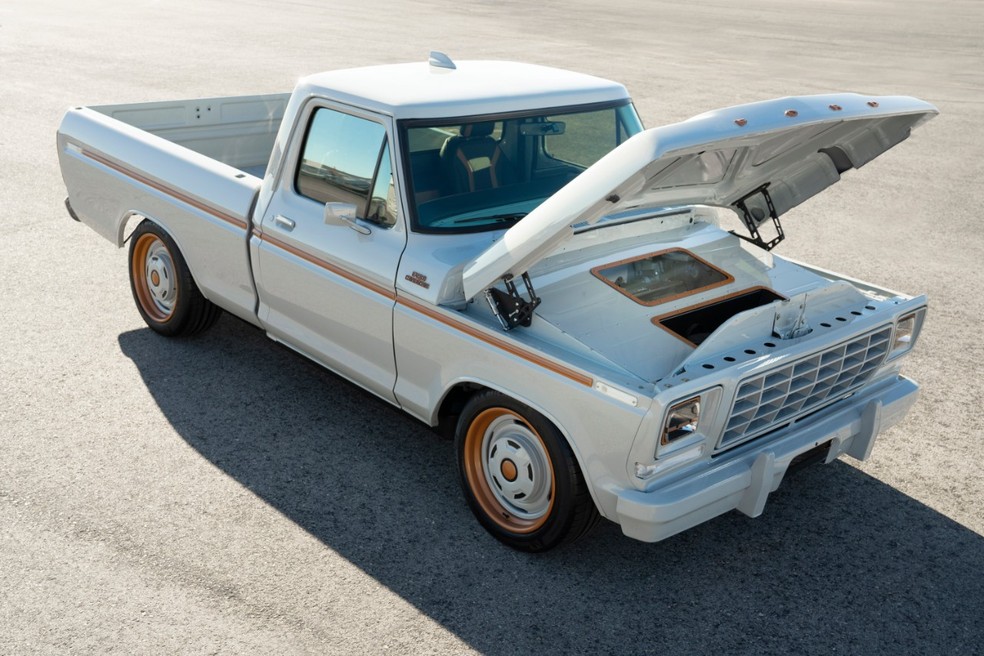 Sob o capô da Ford F-100 Eluminator existe uma espécie de porta-malas; benefícios de não ter um carro à combustão — Foto: Divulgação