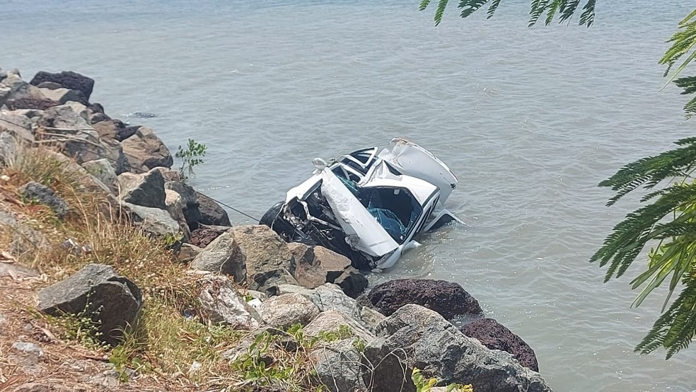 Carro cai dentro da maré na Avenida Beira-Mar, em São Luís — Foto: Rodrigo Bomfim/Mirante AM