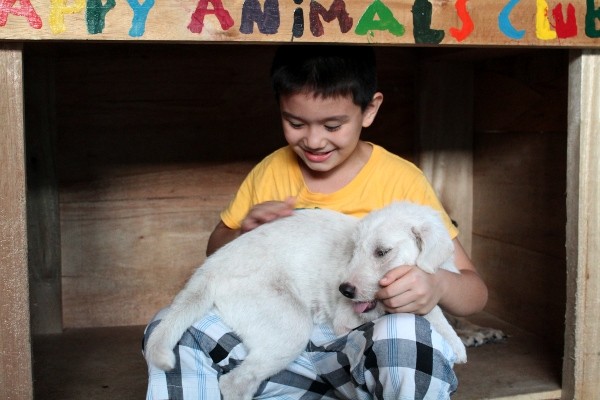 Ken com o cãozinho que batizou de White Puppy (Foto: Divulgação)