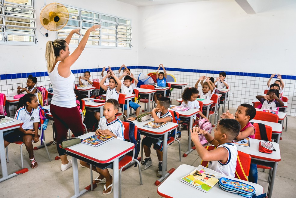 Alunos e professora durante aula em escola de Bertioga, SP, antes da pandemia — Foto: Arquivo/Diego Bachiega/Prefeitura de Bertioga