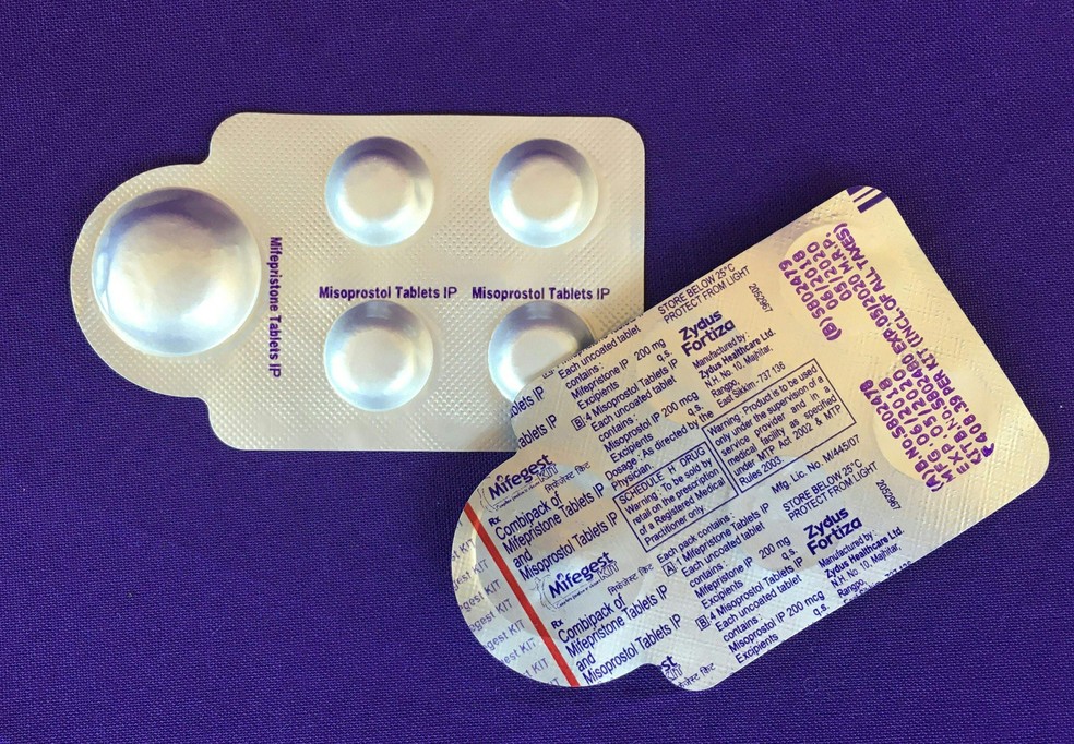 Embalagem com a combinação das pílulas dos medicamentos mifepristone e misoprostol, usados como pílula abortiva nos EUA — Foto: AFP PHOTO / Elisa Wells / PLAN C"