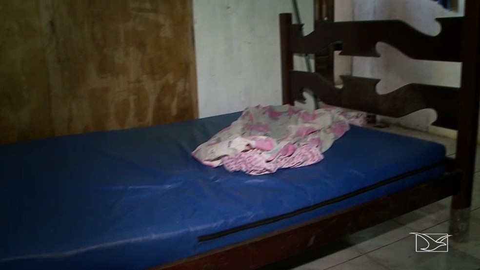Idosa foi encontrada em estado de abandono e subnutrida em uma cama com colchão de plástico.   (Foto: Reprodução/TV Mirante)