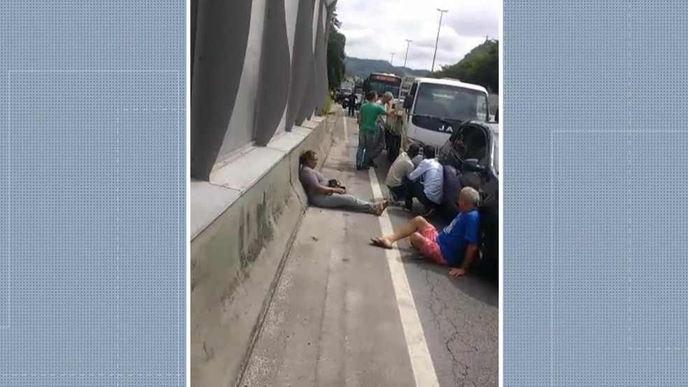 Motoristas tentam se proteger de tiros na Linha Amarela na quarta-feira (Foto: Reprodução / TV Globo)