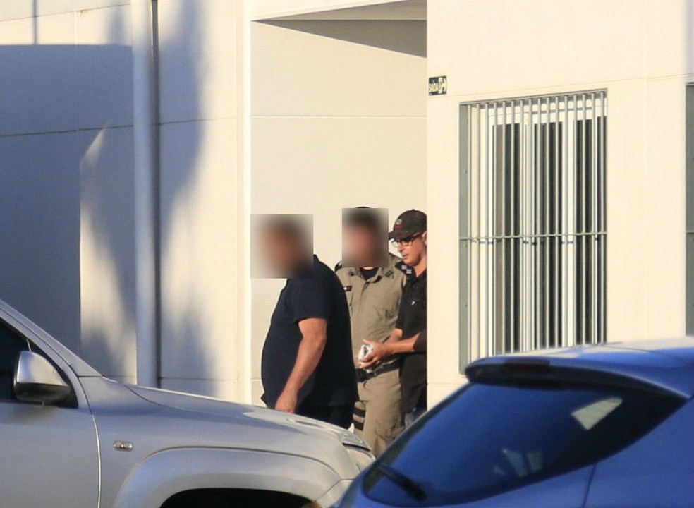 Cabo da PM (sem farda e de bonÃ©) confessou ter dado os tiros que mataram padeiro em MaceiÃ³; ele prestou depoimento na Delegacia de HomicÃ­dios e foi liberado â Foto: Ailton Cruz/ Gazeta de Alagoas 