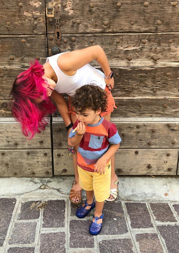 Bela Gil mostra Flora, de cabelo rosa, e Nino em momento fofo (Foto: Reprodução/Instagram)