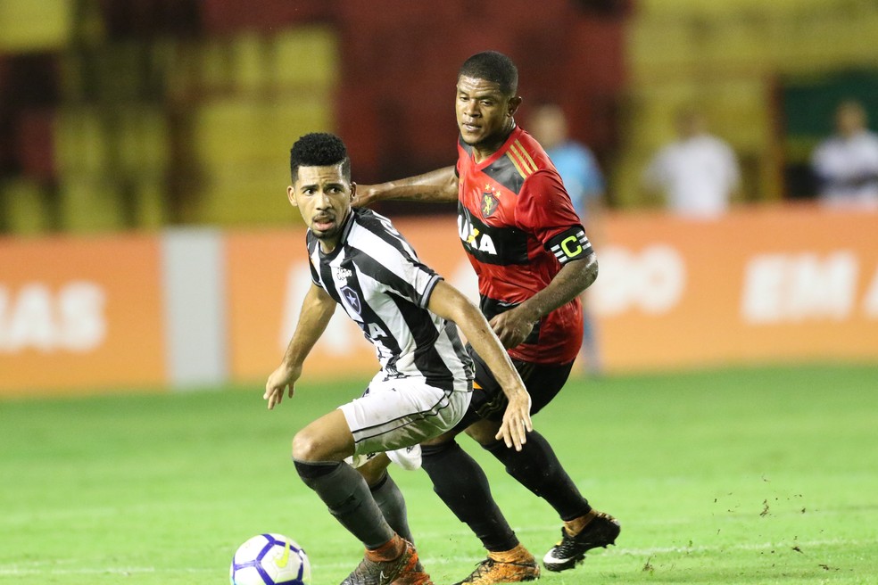 Valentim manteve a trinca no meio e orientou abrir o jogo nas pontas (Foto: Aldo Carneiro / Pernambuco Press)