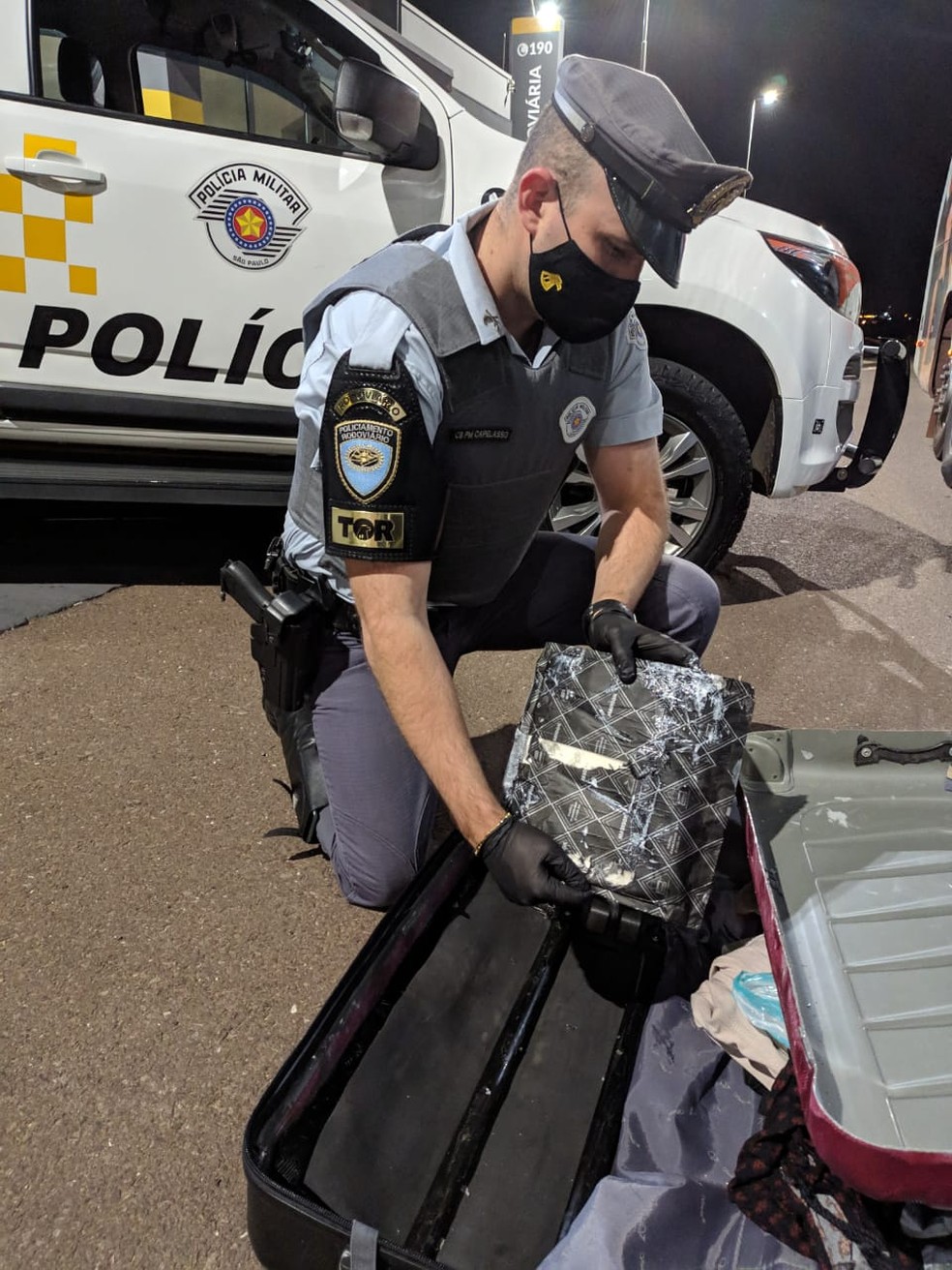 Pasta base de cocaína foi apreendida durante fiscalização policial na SP-270 — Foto: Polícia Rodoviária