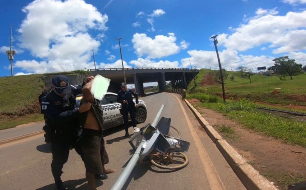 Homem, de 45 anos, preso após furtar um poste de iluminação no SIA, no DF — Foto: PMDF/Reprodução