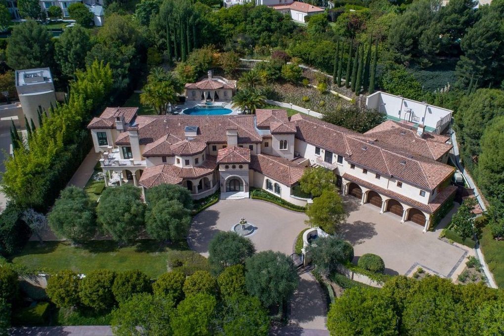 Mansão em Beverly Hills que os atores Sofía Vergara e Joe Manganiello compraram em 2020 por US$ 26 milhões (Foto: Realtor)