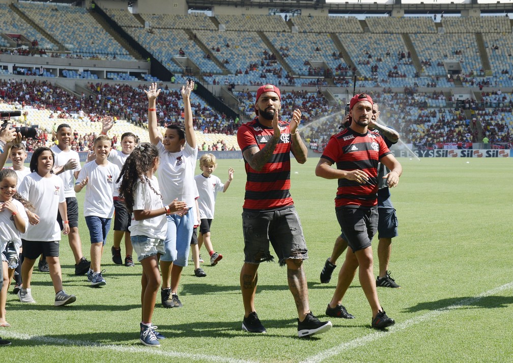 Gabigol e Arrascaeta receberam aplausos do público antes do jogo — Foto: André Durão / GloboEsporte.com