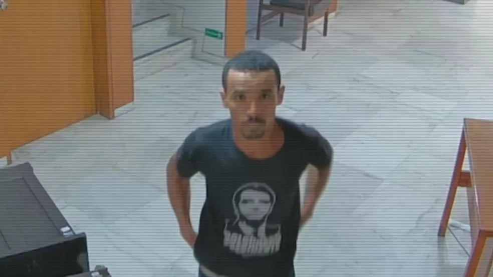 Homem que quebrou relógio que Dom João VI trouxe para o Brasil em 1808 foi identificado como Antônio Cláudio Alves Ferreira, de 30 anos — Foto: Reprodução de TV