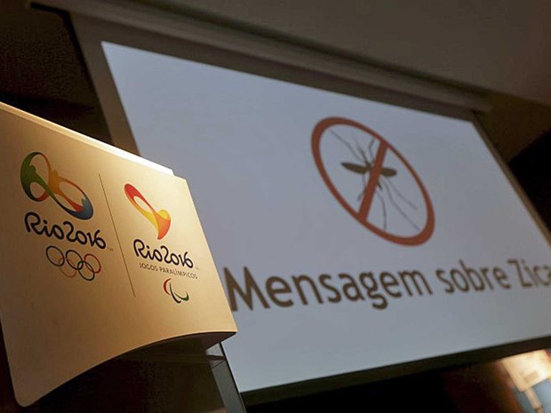 Logo dos Jogos Olímpicos e Paralímpicos no Rio ao lado de mensagem sobre o vírus da zika (Foto: Ricardo Moraes / Reuters)