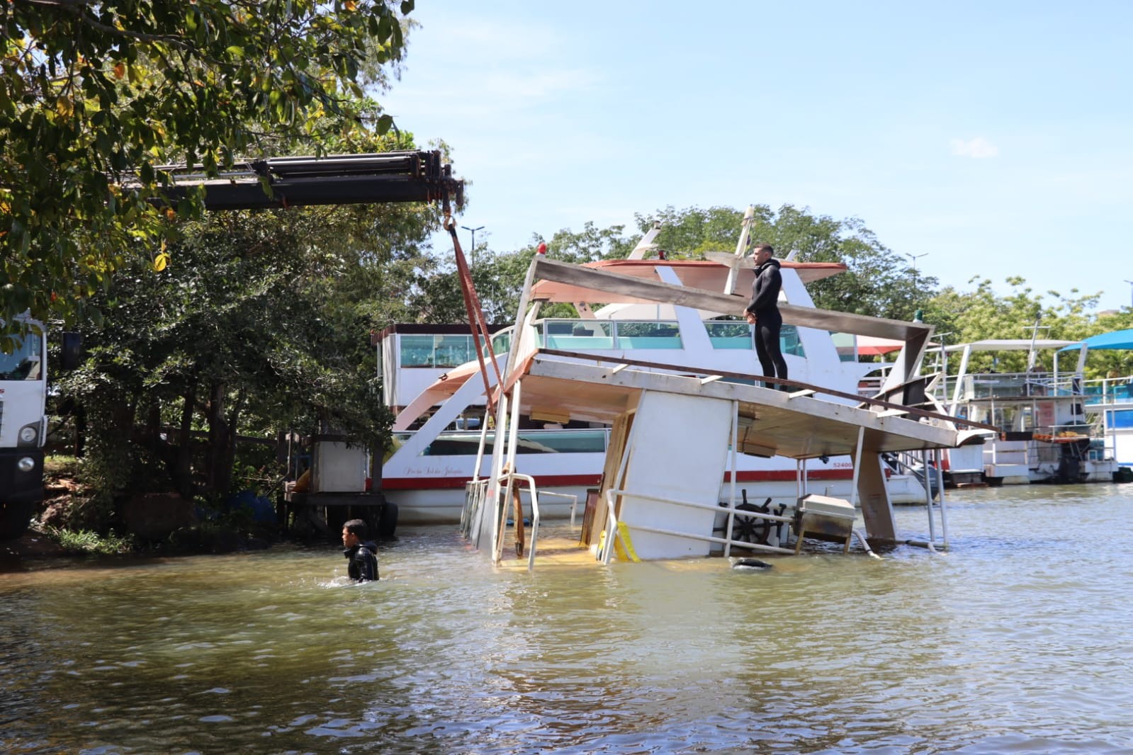 VÍDEO: Flutuante com carregamento de madeira naufraga em praia de Palmas