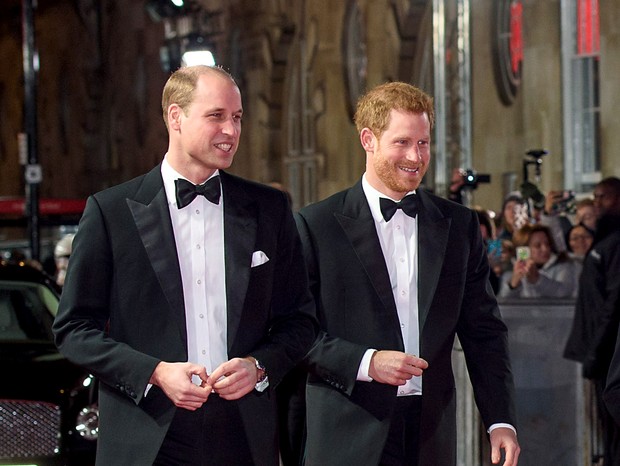 Príncipe William e Harry trocam mensagens após conflito de um ano, diz site