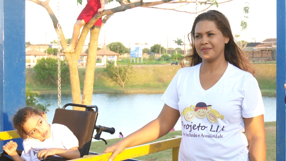 LetÃ­cia Vargas Ã© uma das idealizadoras para a instalaÃ§Ã£o dos brinquedos adaptados.  â Foto: Rede AmazÃ´nica/ReproduÃ§Ã£o