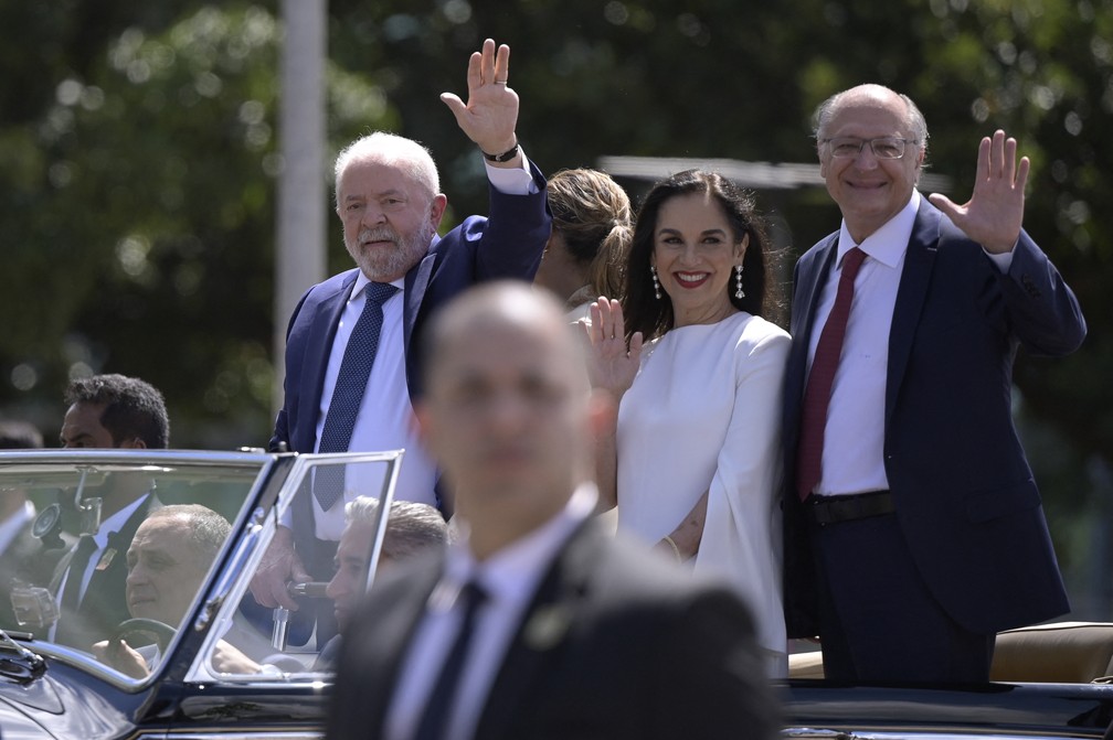 Lula desfila em carro aberto antes da cerimônia de posse, em Brasília, neste domingo (1º) — Foto: Douglas Magno/AFP